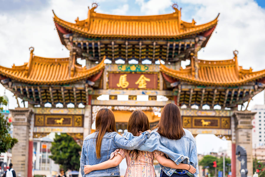 Tres amigas frente a un templo tradicional chino