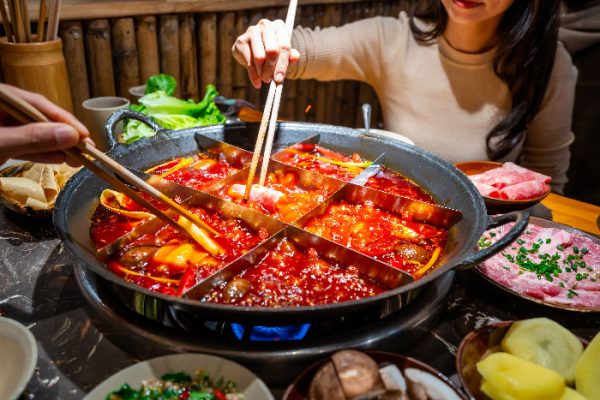 Personas comiendo comida típica en Chongqing