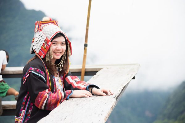 persona en Yunnan con traje típico